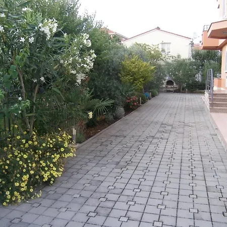 公寓 In With Balcony, Air Conditioning, Wifi Sukošan